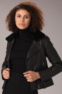 Womens Lambskin Leather Jacket With Fur Collar In Black - Image 2